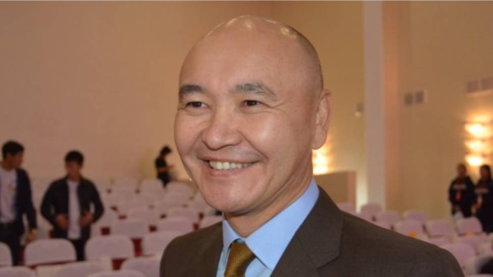 Ақтөбенің экс-әкімі Оразалиннен жұмыс сұрап келген.