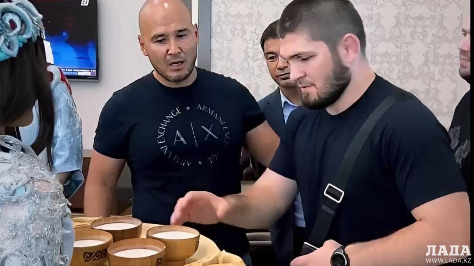 Хабиб Нурмагомедов үшін полицейді кеудесінен итерген Арман Тугаев ұсталды.