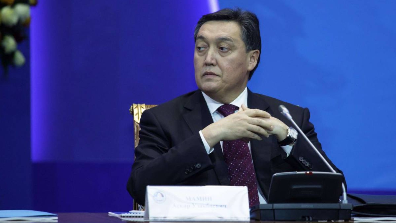 «Үкімет басшысын қарсы алдық»: Қазына қаржысына қолшатыр алған ақтөбелік шенділер ақталды.