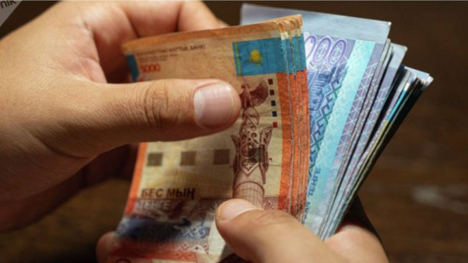 Ақтөбеде директор ұстаздардан ақша жинаған.