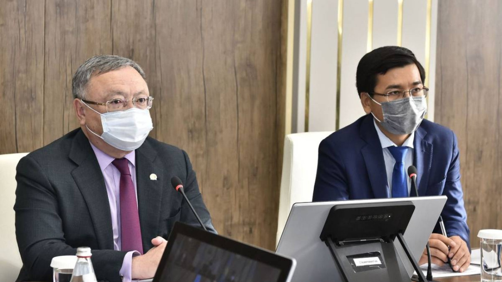 Ақтөбелік оқытушылар Аймағамбетовтен араша сұрады.