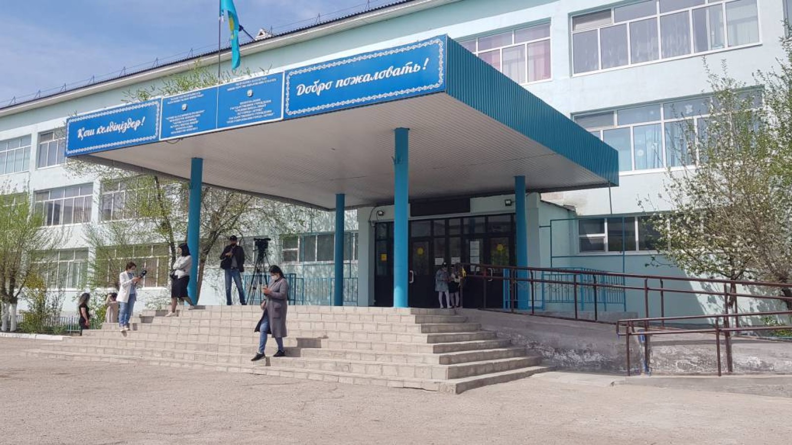 Ақтөбеде оффлайн оқуға қарсы ата-аналар шу шығарды.