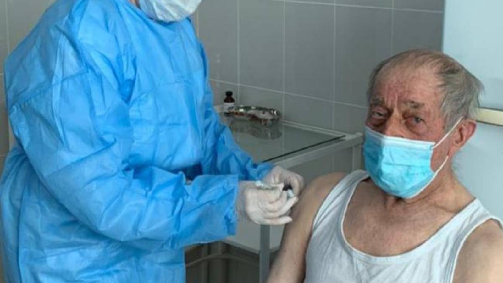 Ақтөбеде 93 жастағы қария вакцина салдырды.