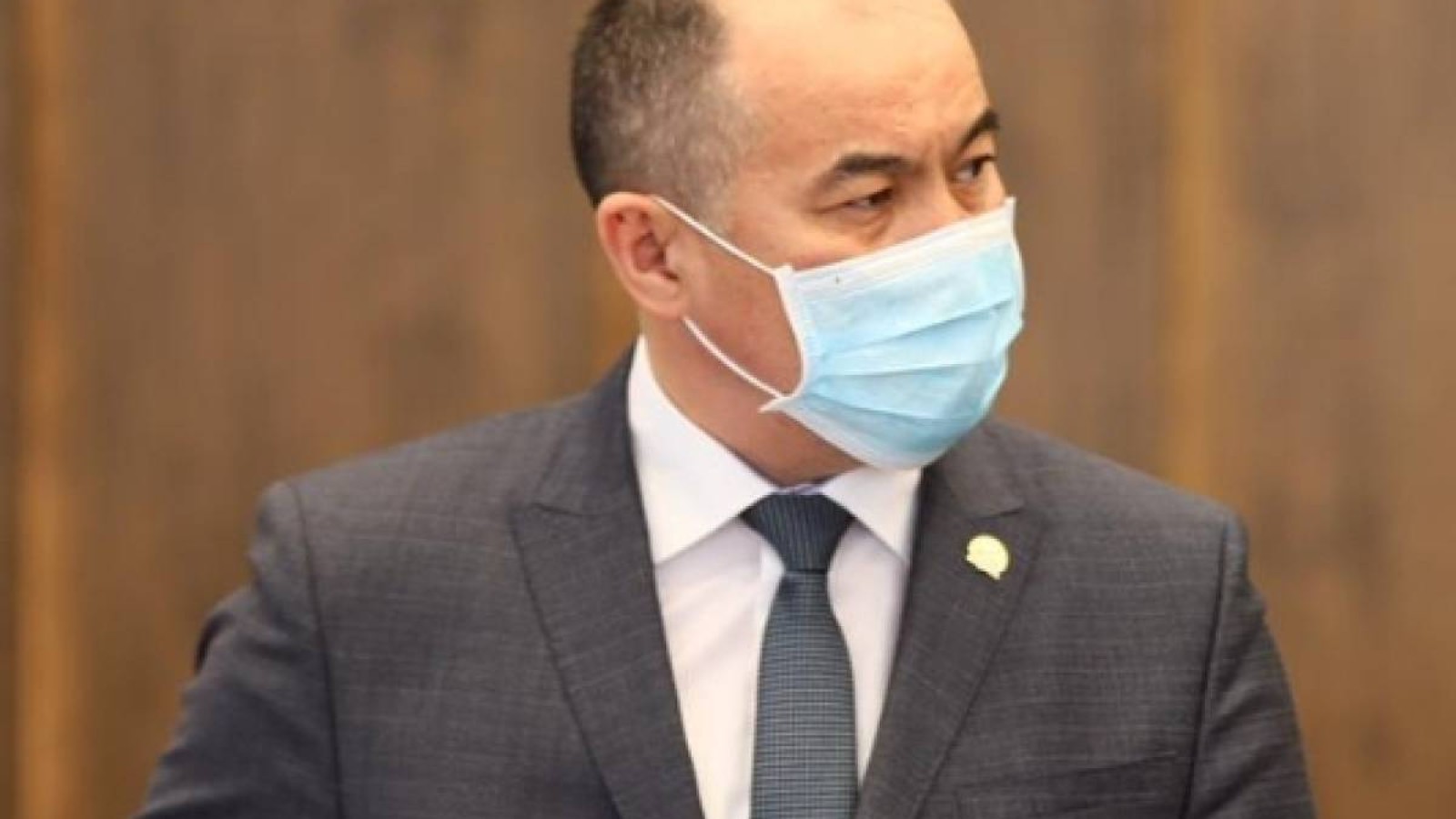 Ақтөбенің бас дәргері масканы түтіктенгенше тағатындарға ескерту жасады.