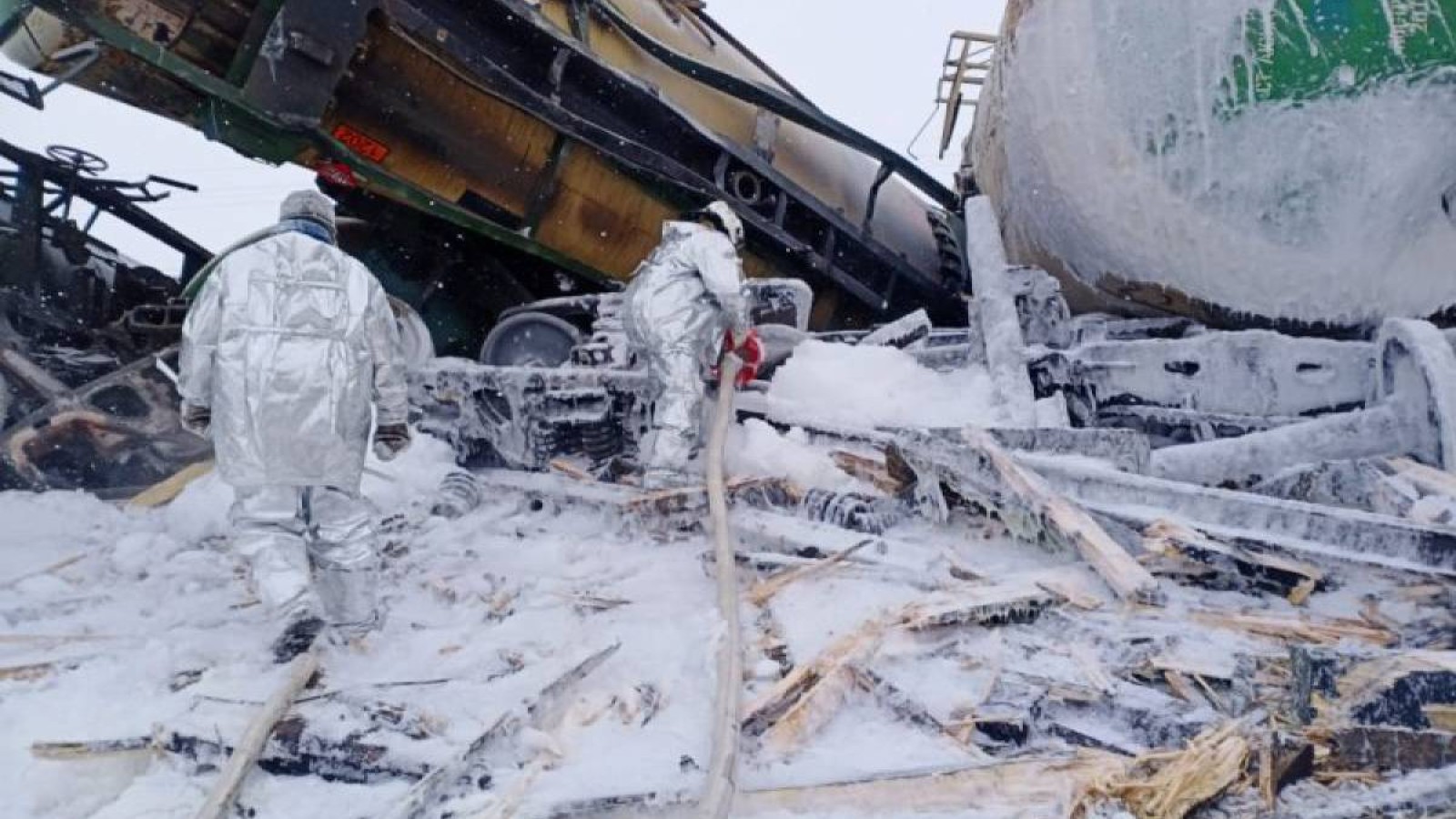 Ақтөбеде жүк пойызы аударырып, 22 цистерна жолдан шығып кетті.