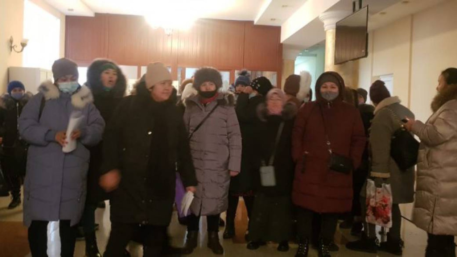 Ақтөбеде әкімдік күзеті көпбалалы аналарды Оразалинге жібермеді.