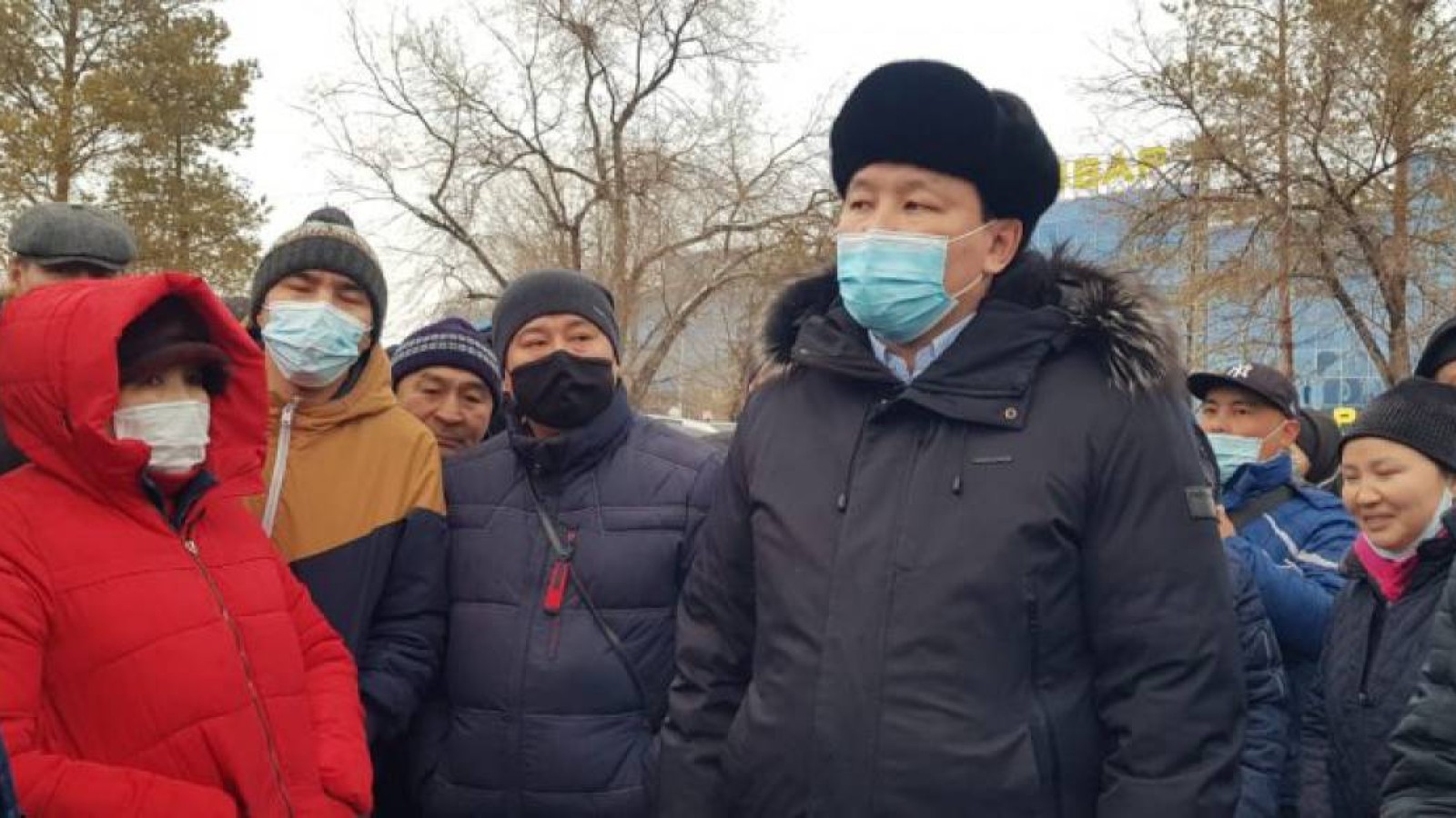 Шахаровтың уәдесі: Ақтөбеде ереуілге шыққан жүргізушілер қала әкімімен кездескеннен кейін тарап кетті.