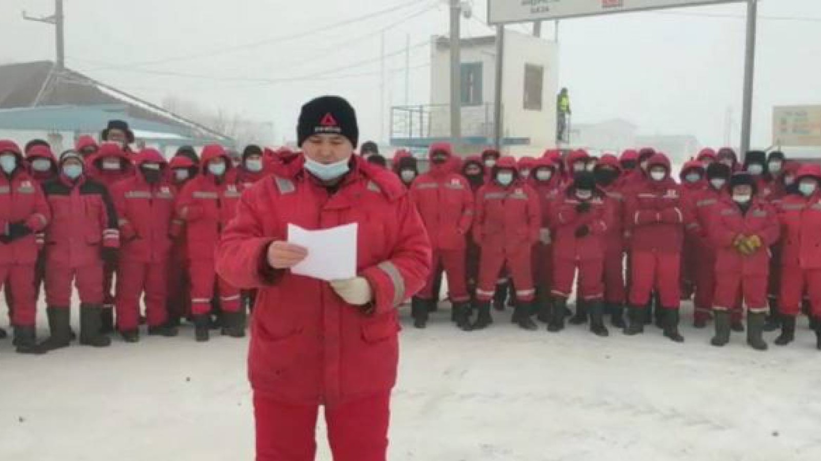 Наразылыққа шыққан ақтөбелік мұнайшылар президентке үндеу жолдады.