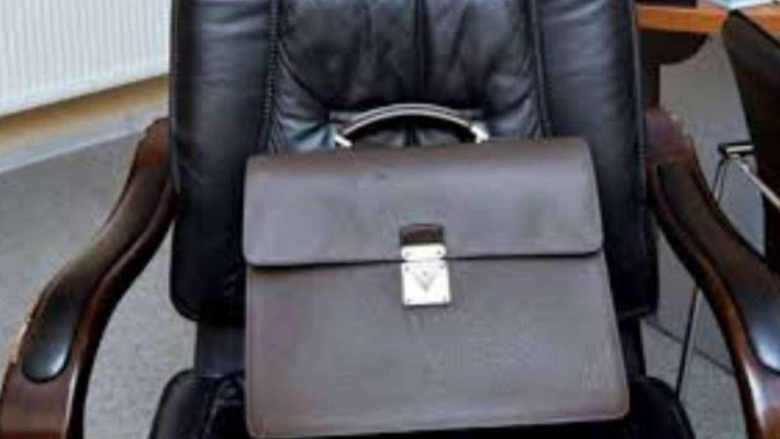 Мақтау естігіш Сапарбаев, «патша» Баталов: Кәрі әкімдер «тақтарын» босата ма?.