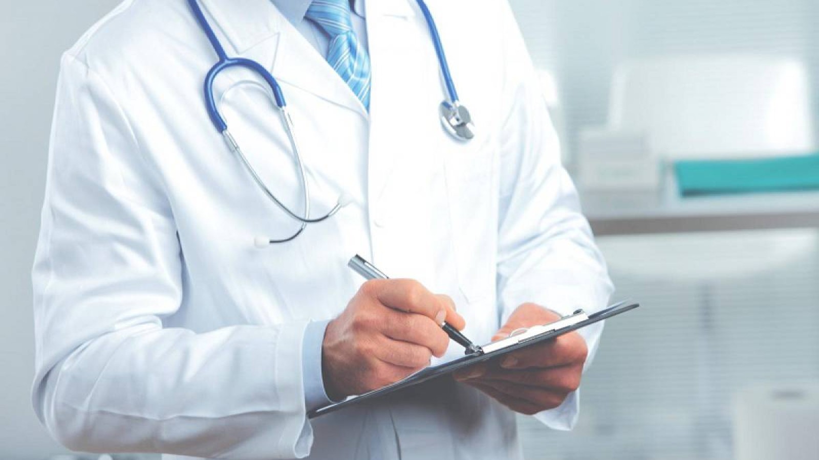 Ақтөбенің танымал дәрігерлері сотта жауап беріп жатыр.