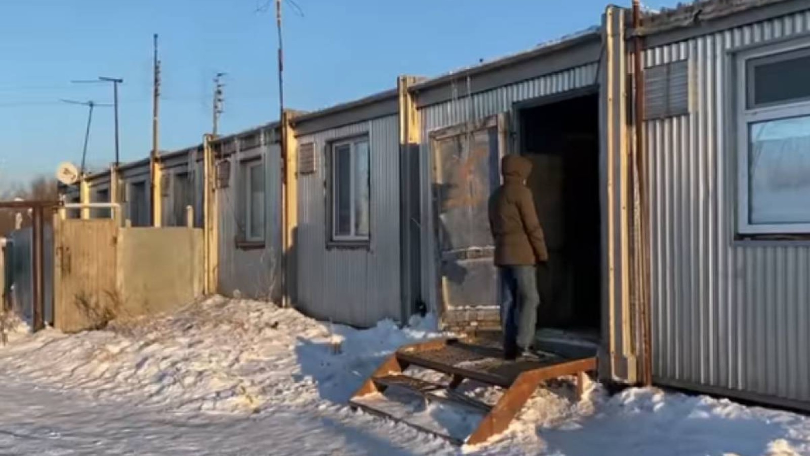 Ақтөбеде темір қорада тұрып жатқан 22 отбасы Оңдасыновты қонаққа шақырады.