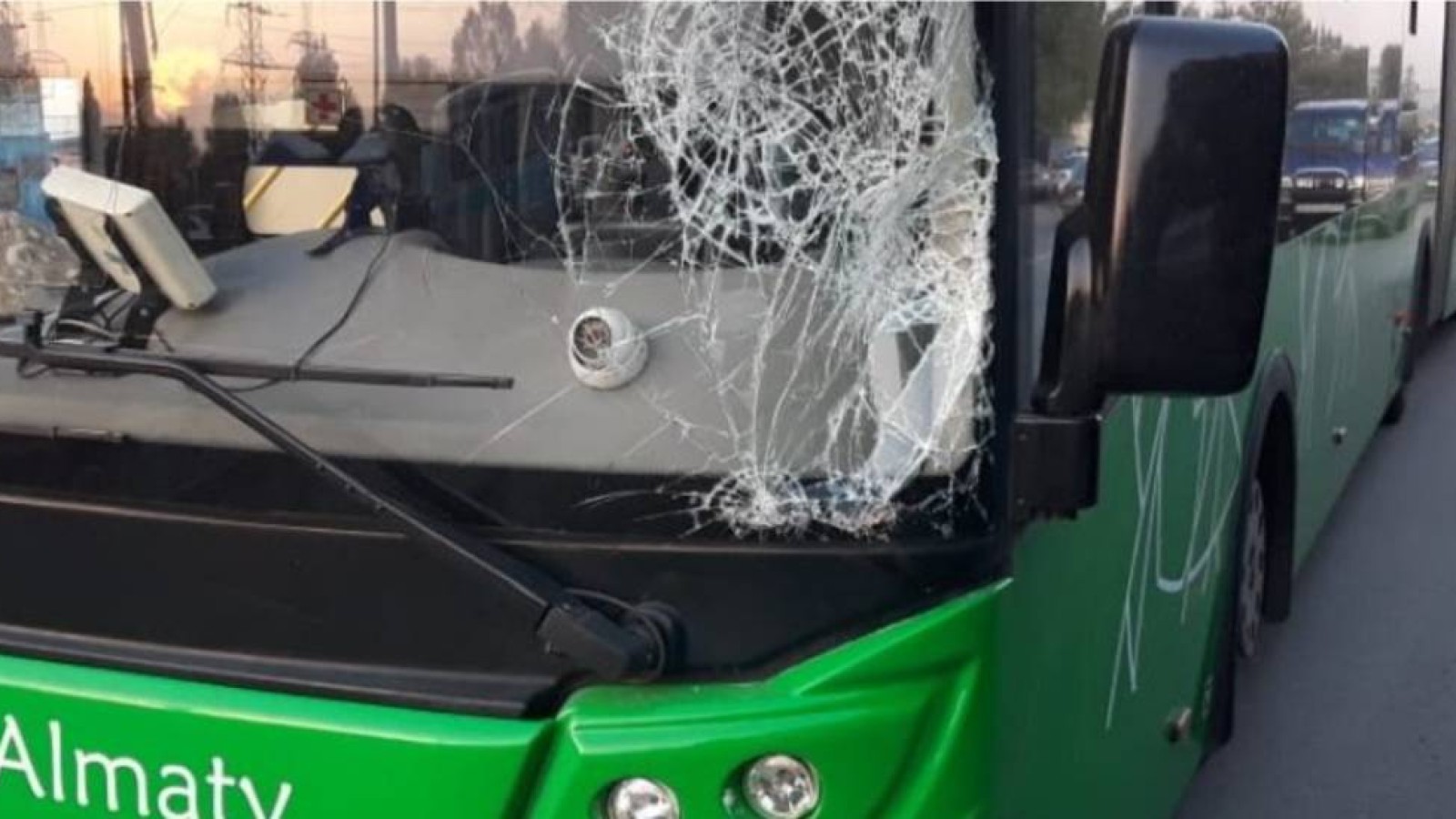 Алматыда екі автобус түйісіп, 20 адам жарақат алды.