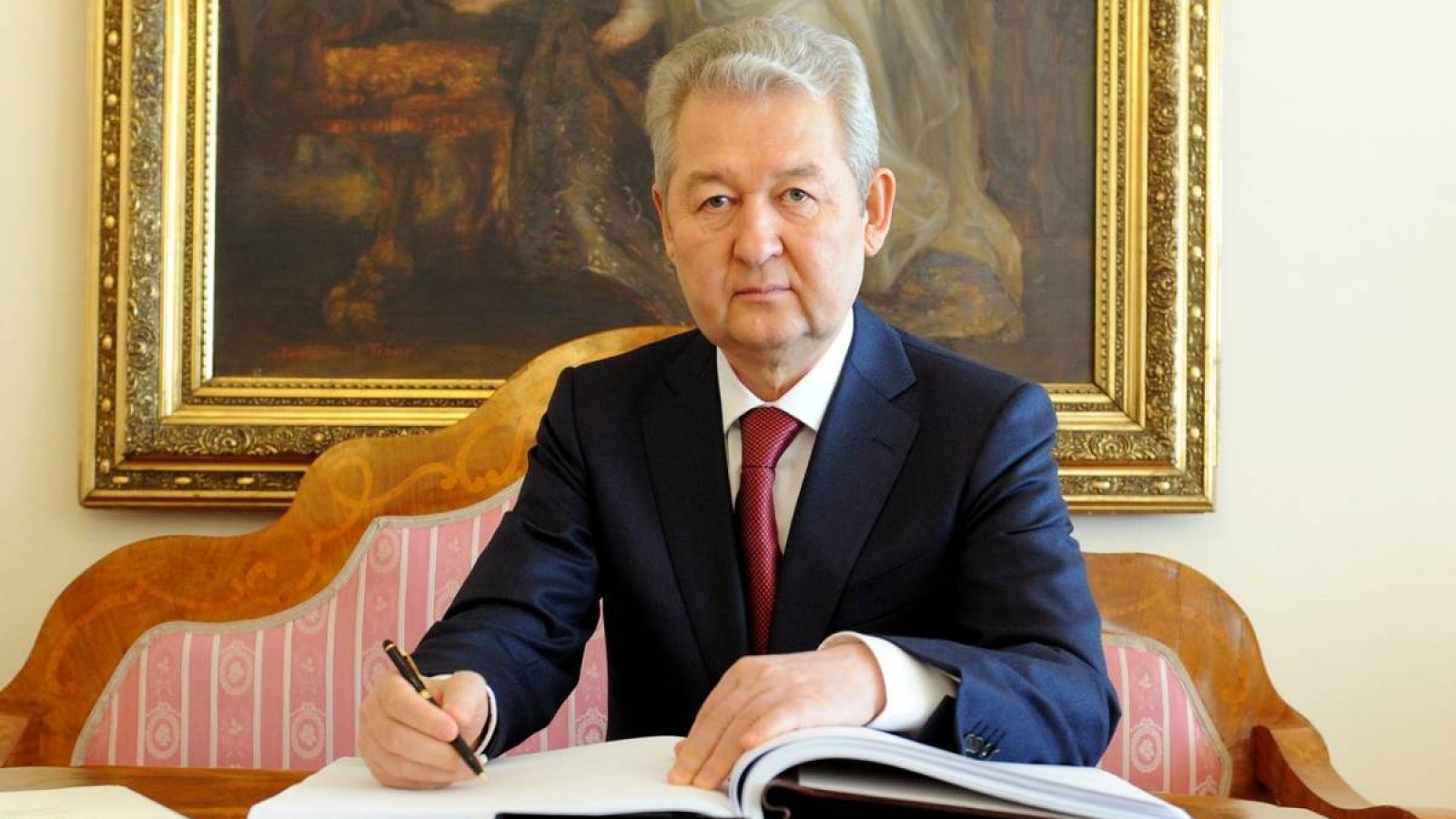 Мусин қайтыс болған ұлының мүлкі үшін соттасып жатыр.