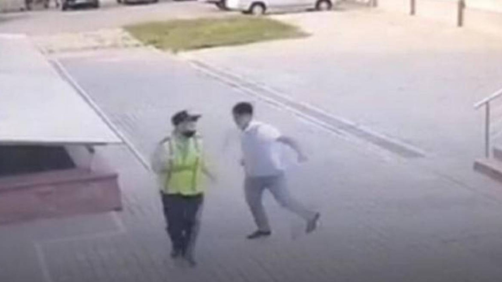 Алматыда қызметкерін қуалап жүріп сабаған полицей жұмыстан шығарылды.