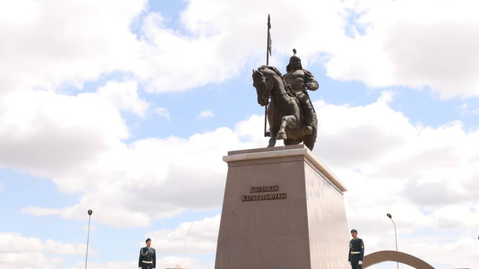 Ақтөбеде Бөкенбай батырдың ескерткіші ашылды (фото).