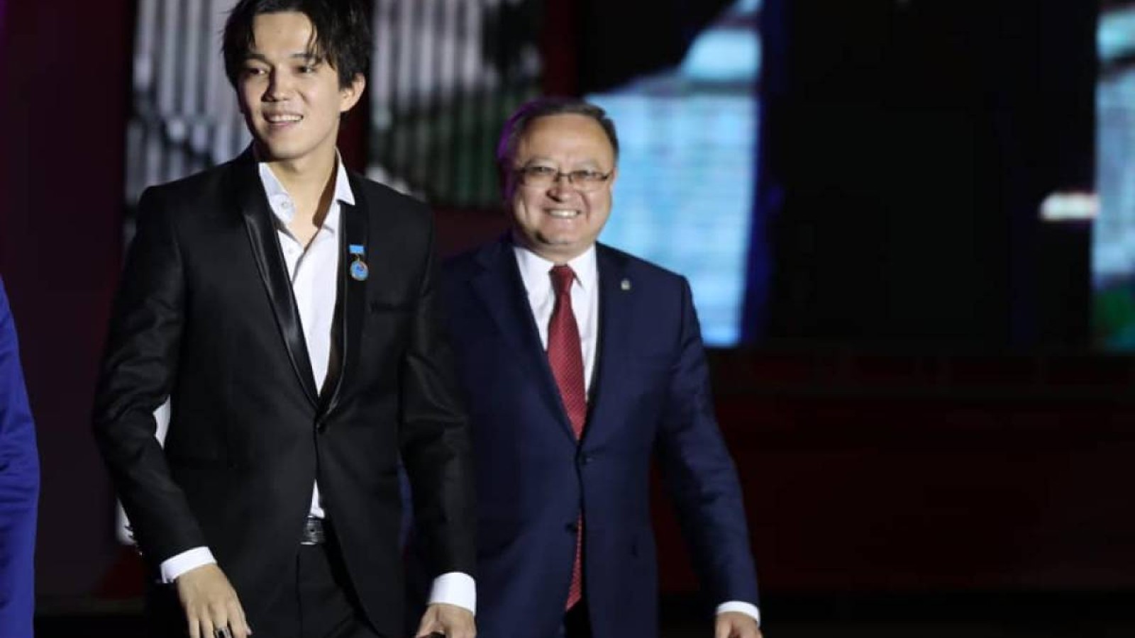 Ақтөбе облысының әкімі Димаш Құдайбергеновті медальмен марапаттады.