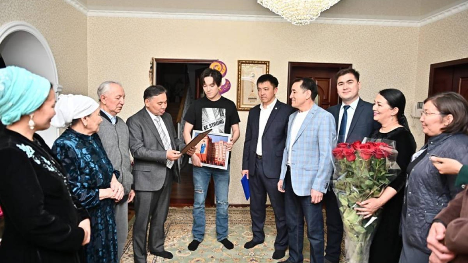 Ақтөбе облысының әкімі Димашты туған күнімен құттықтауға орынбасарын жұмсаған.