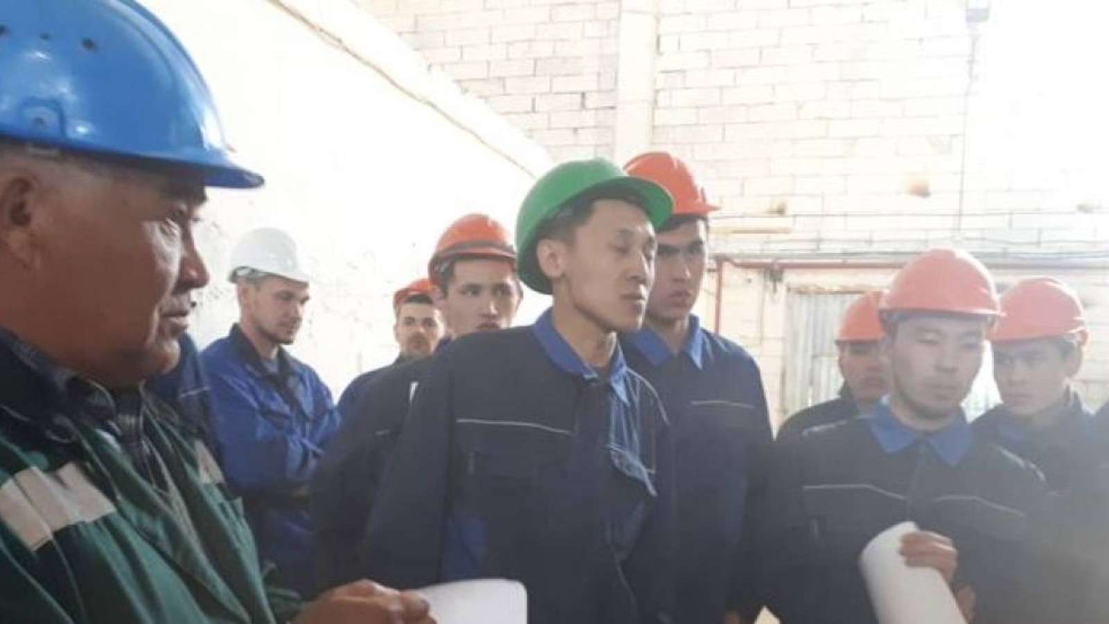 Ақтөбедегі зауыт жұмысшылары: Үйге қалай барамыз? Аштық жариялаймыз!.