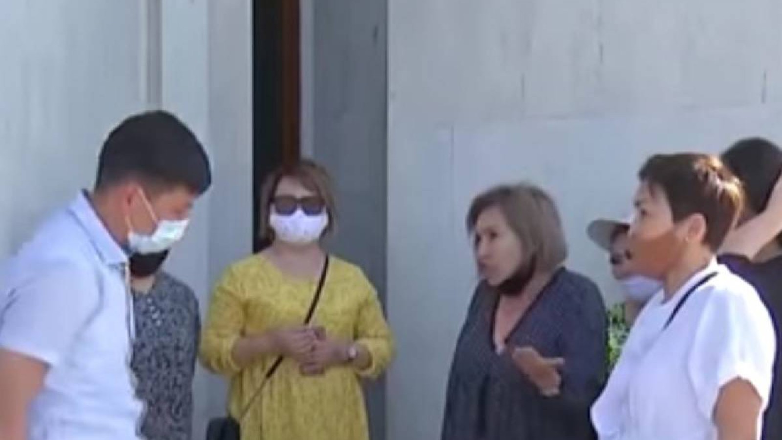 Алматылық аналар ЛГБТ қауымдастығына қарсы.