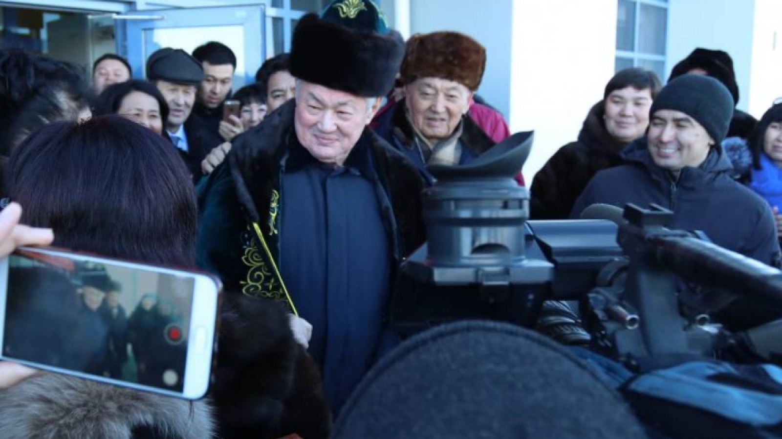 Ақтөбеліктер Бердібек Сапарбаевты қимай шығарып салды (видео).