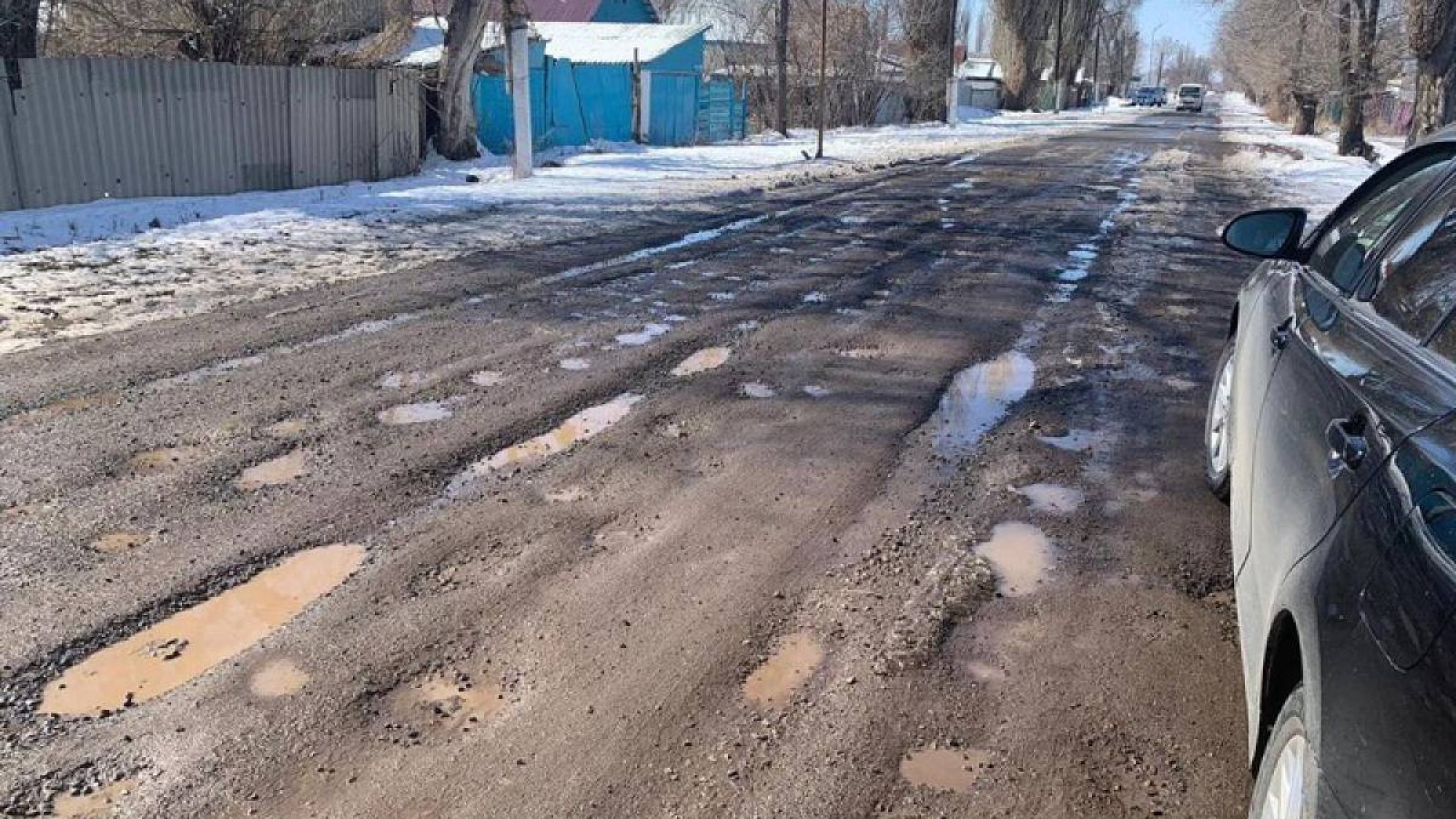 Алматы облысында 50 миллион теңгеге жөнделген жол шұрық-тесікке айналды.