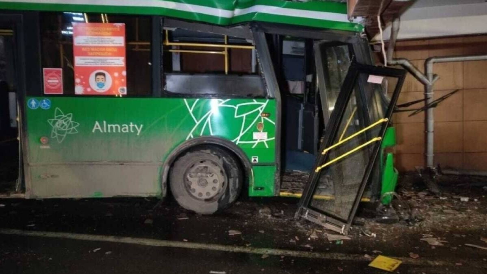 «Бірнеше адам ауруханада»: Алматыда автобус ойын-сауық орталығына соқты.