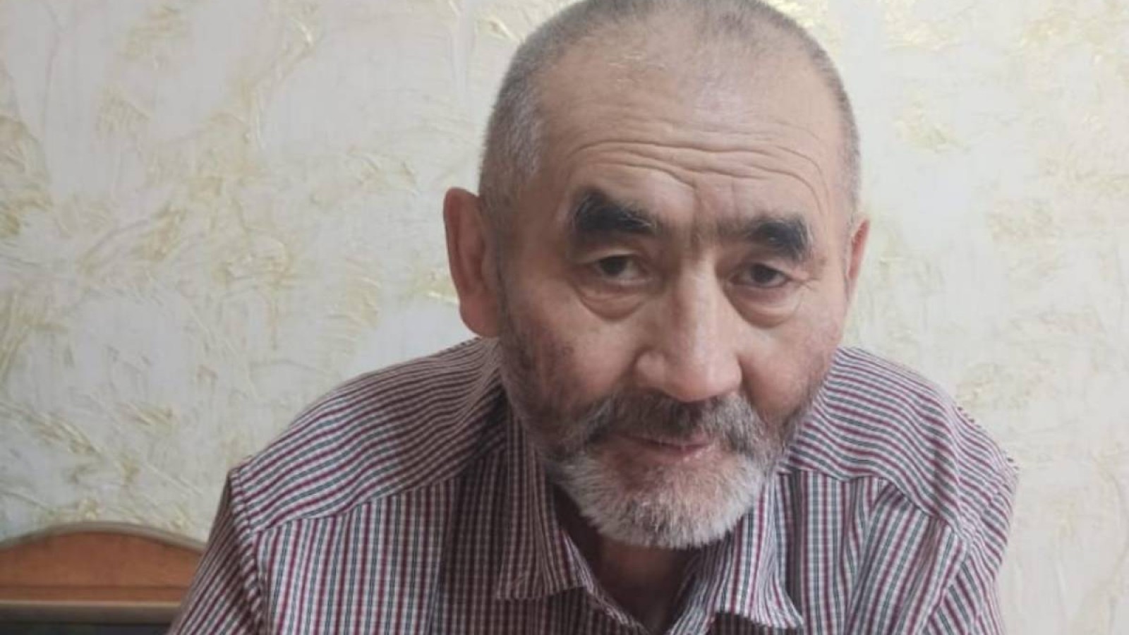 Қарасай ауруханасы 70 жастағы қарияны далаға қуып шықты.