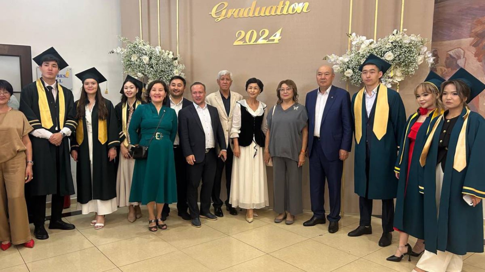 Түлектерге диплом табысталды.