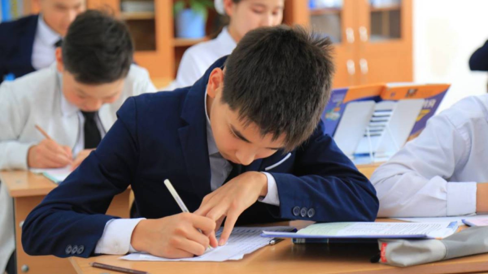 Еліміздің оқушылары алғаш рет қазақ тілінен арнайы емтихан тапсырып жатыр.