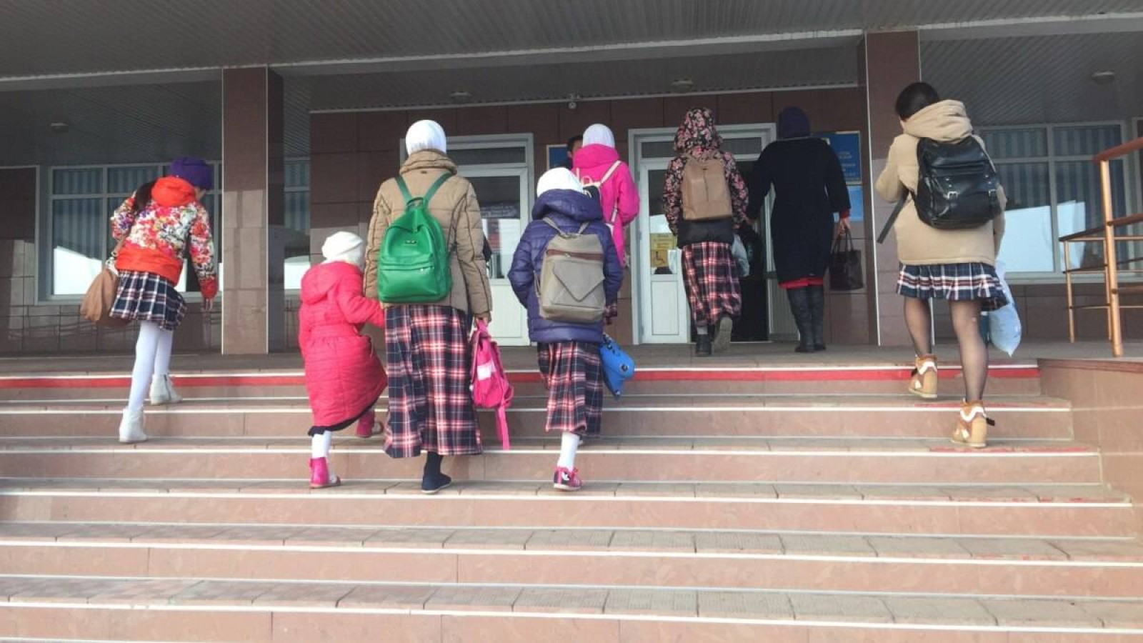 Мектептегі орамал дауын мүфтият бей-жай қалдырмайды.