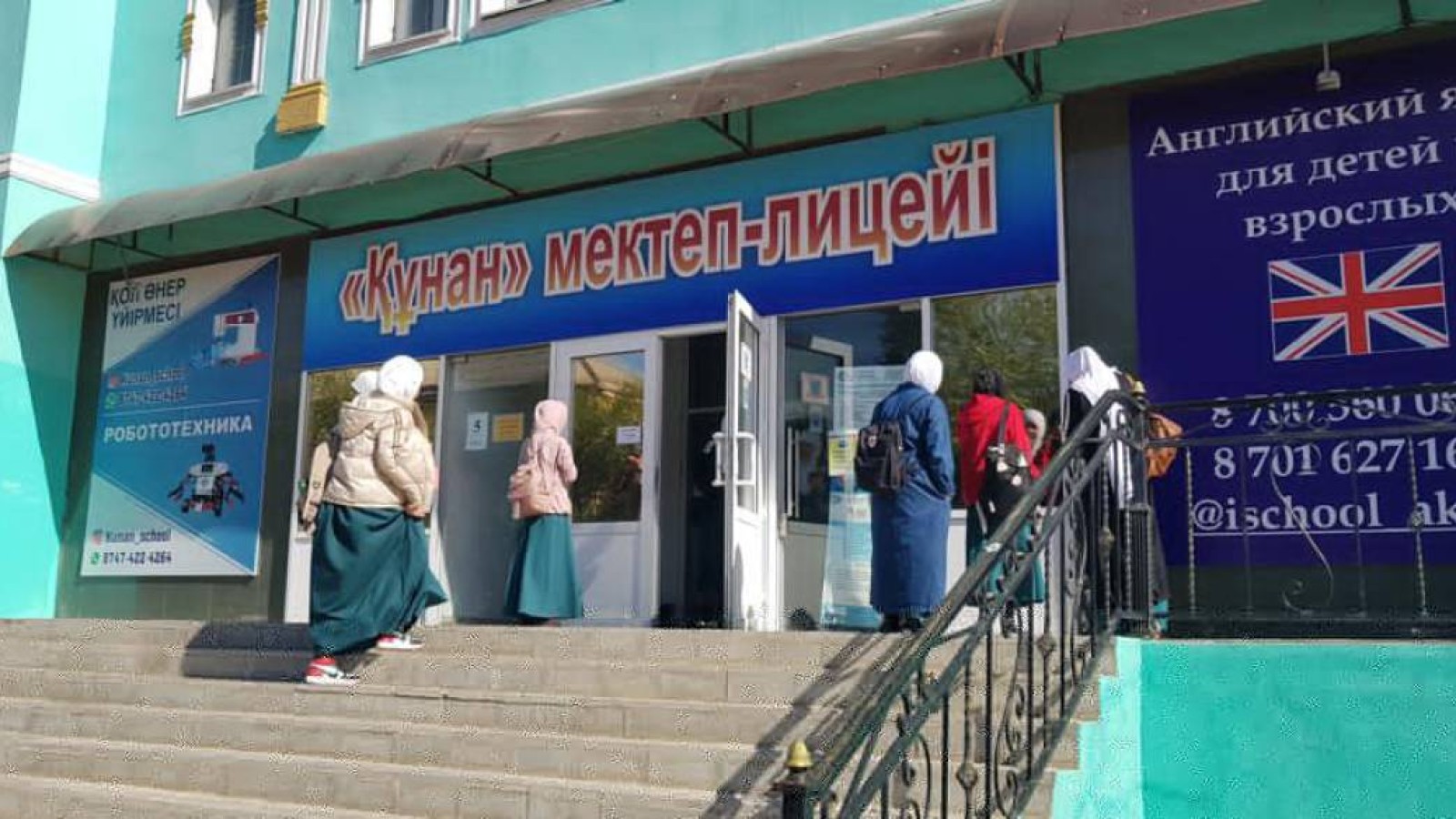 «Шеттету мәселені шешпейді»: Ақтөбеде 350 орамалды оқушы бөлек мектепте оқиды.