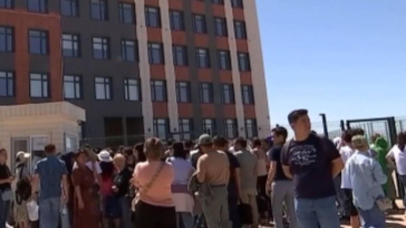 Елорда оқушыларына мектеп тапшы.