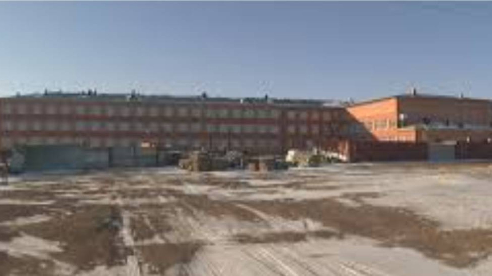 Көкшетауда алты жыл бұрын салынған мектеп құрылысы аяқталмай тұр.