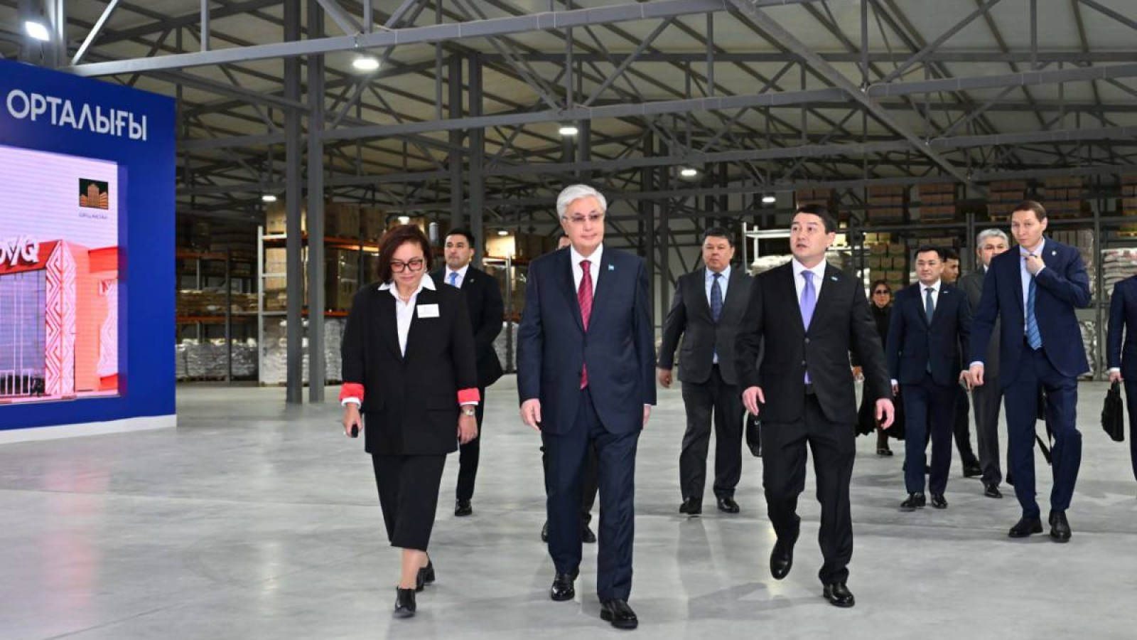 Президент Ақтаудағы көтерме сауда-тарату орталығын аралап көрді.