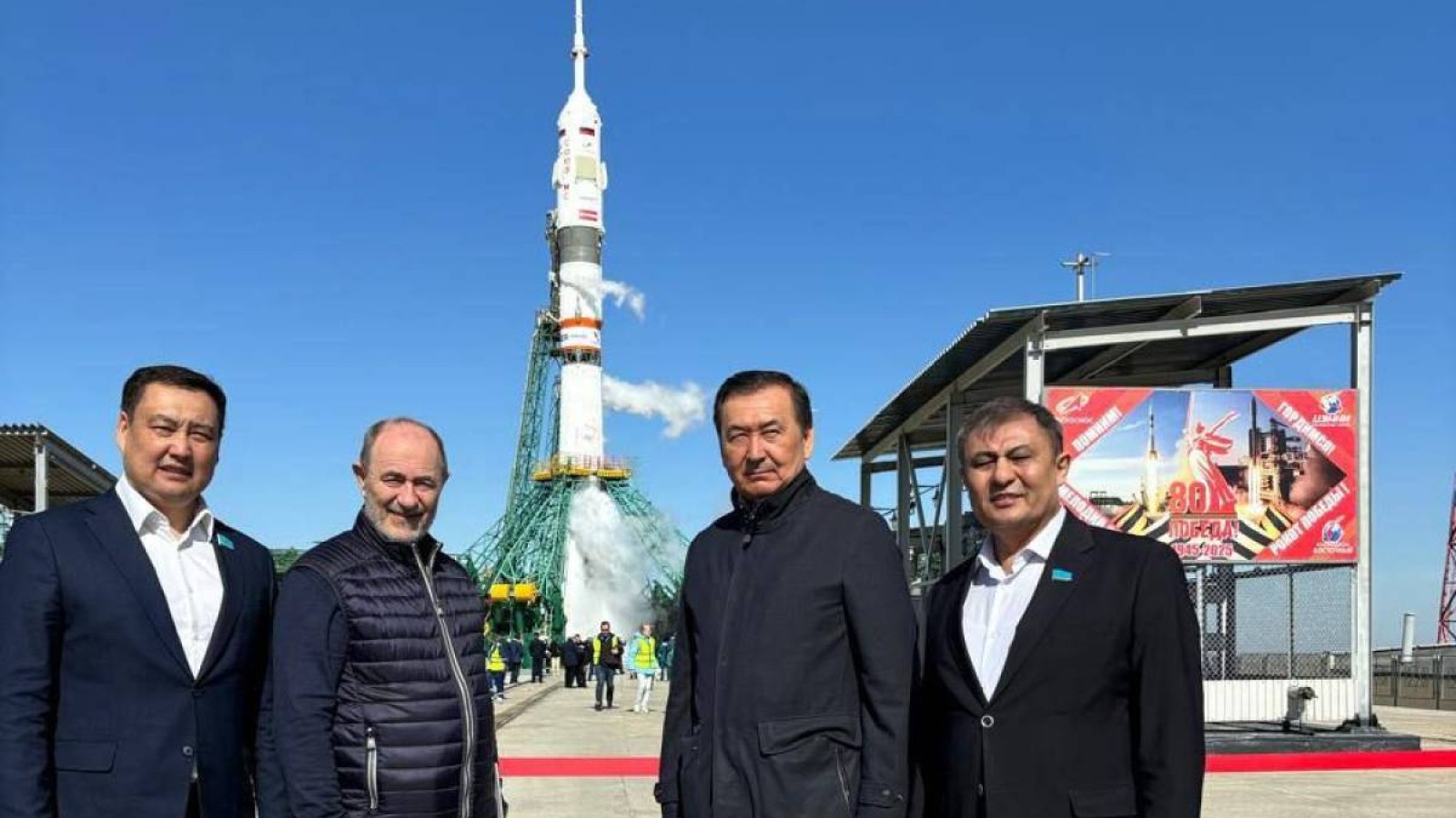 Депутаттар «Бәйтерек» зымыран кешенінің құрылысымен танысты.