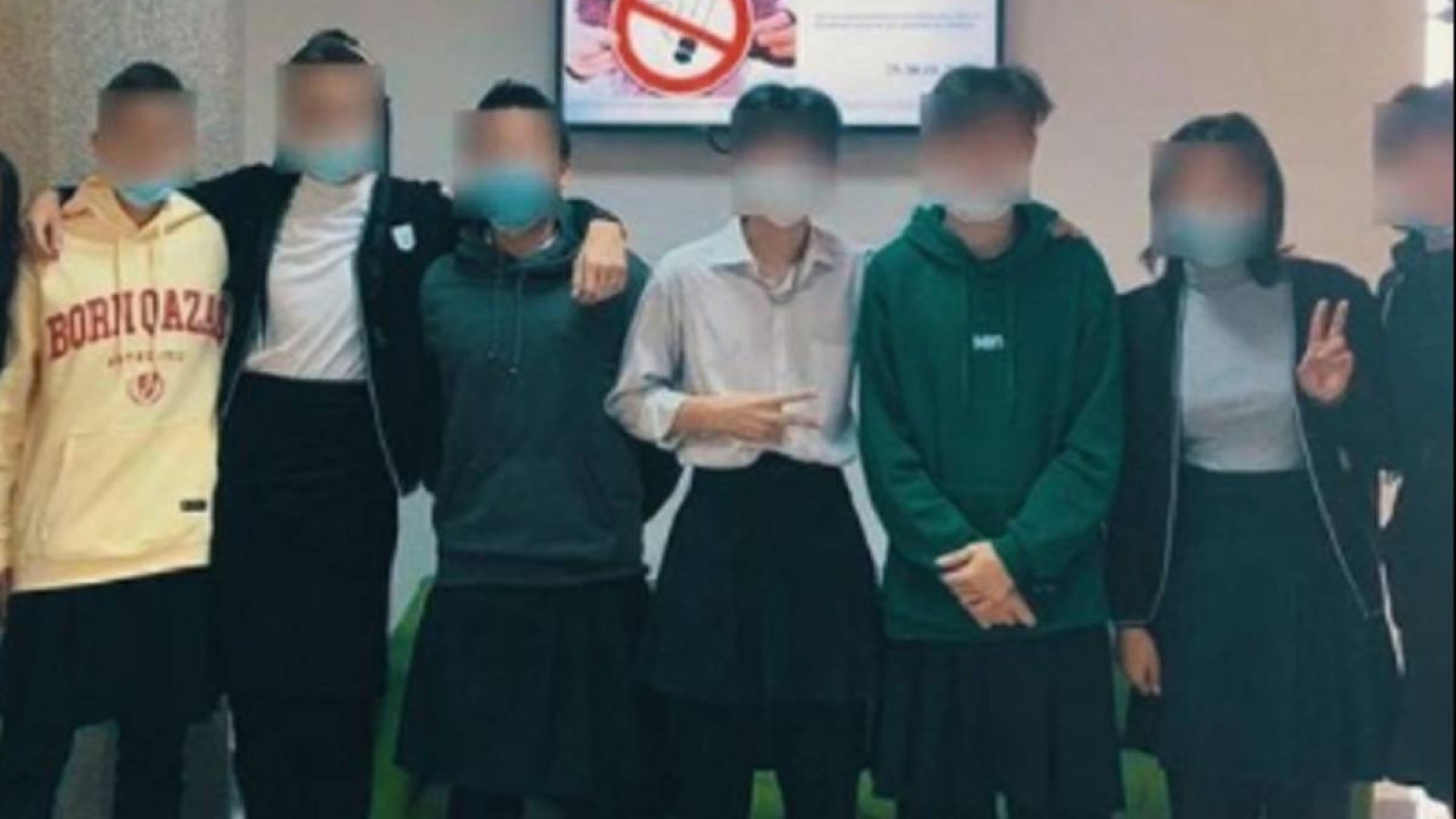 Назарбаев зияткерлік мектебінің оқушы ұлдары мектепке белдемше киіп келді.