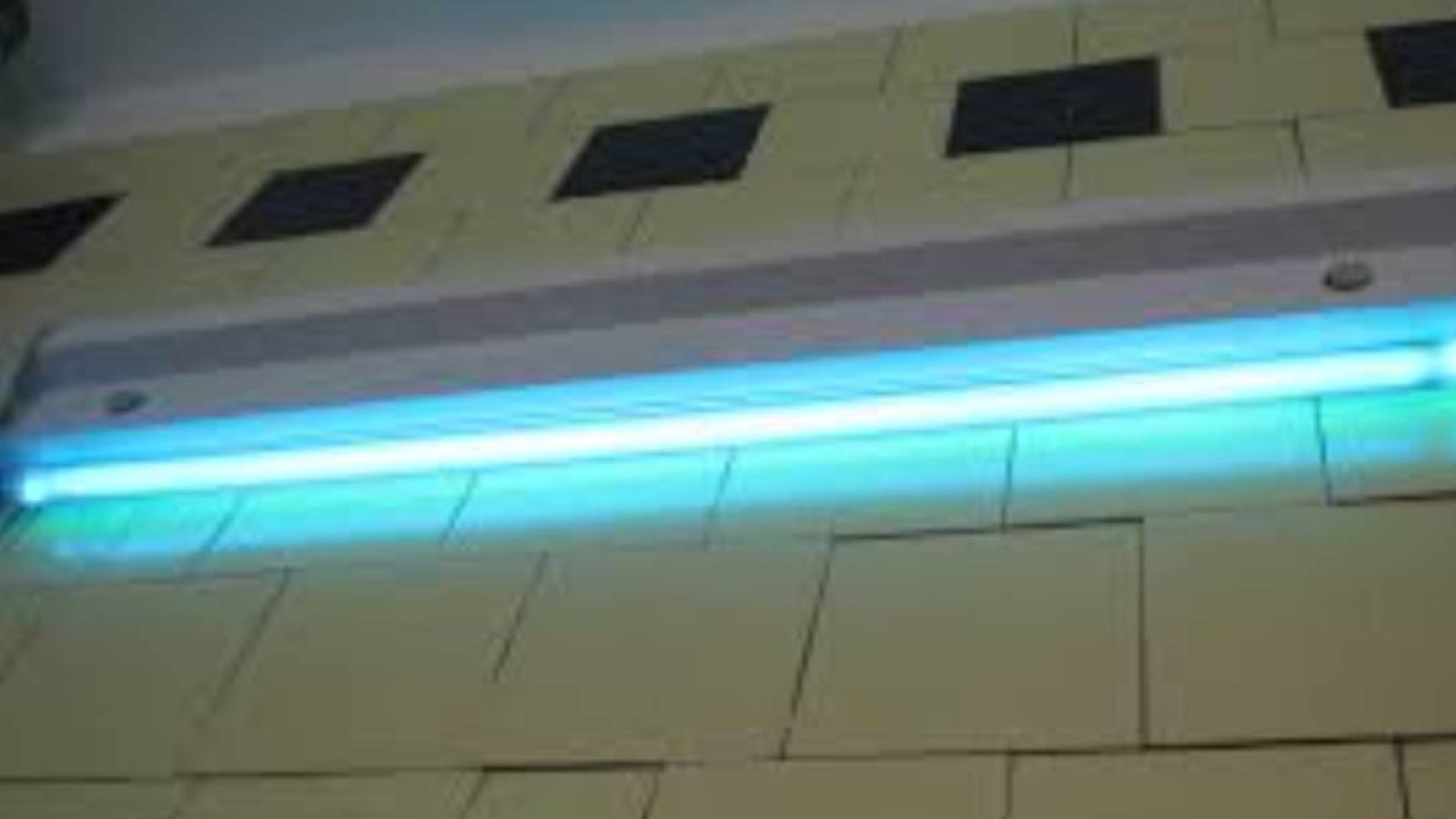 Оралда кварц шамы қосулы сыныпта оқушылардың көзі күйіп қалған.