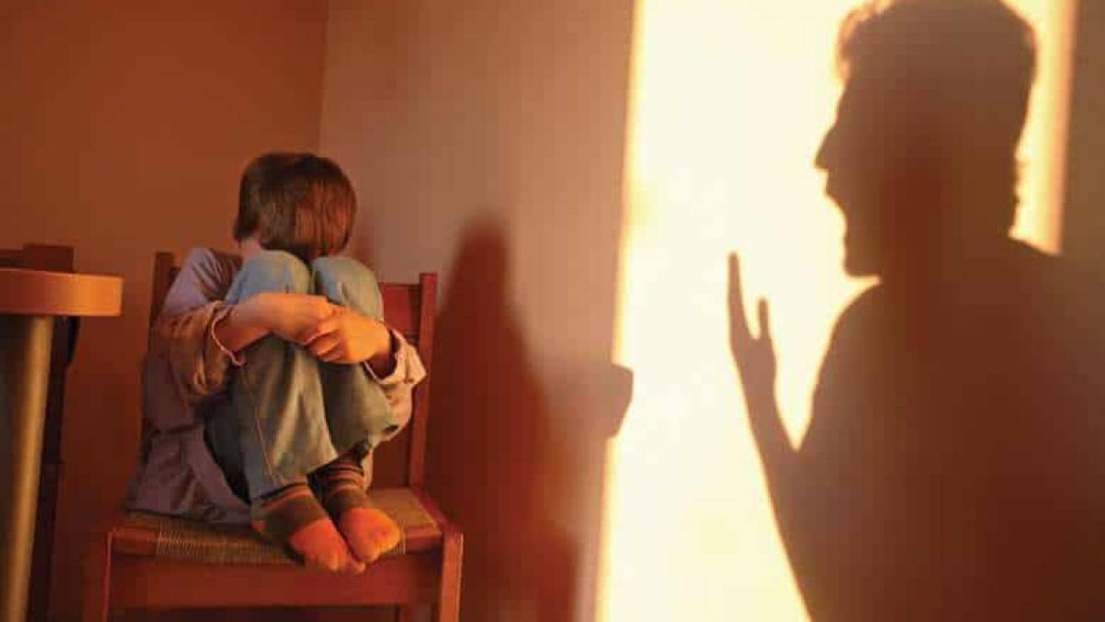 Асырап алушы баларға зәр ішкізіп, нәжіс берген.