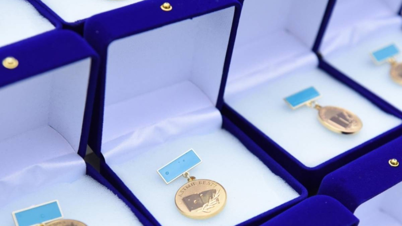 Қазақстанда «Алтын белгі» алған түлектердің саны рекордтық көрсеткішке жетті.