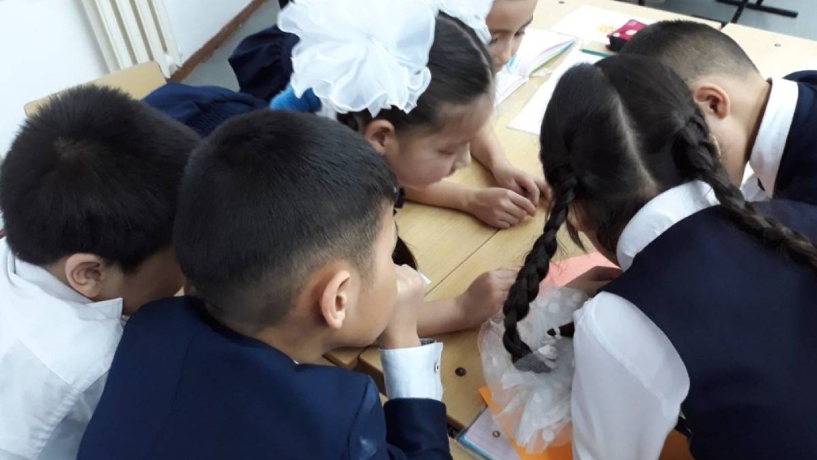 Депутат бастауыш сынып оқулықтарындағы діни мерекелерден шошыды.