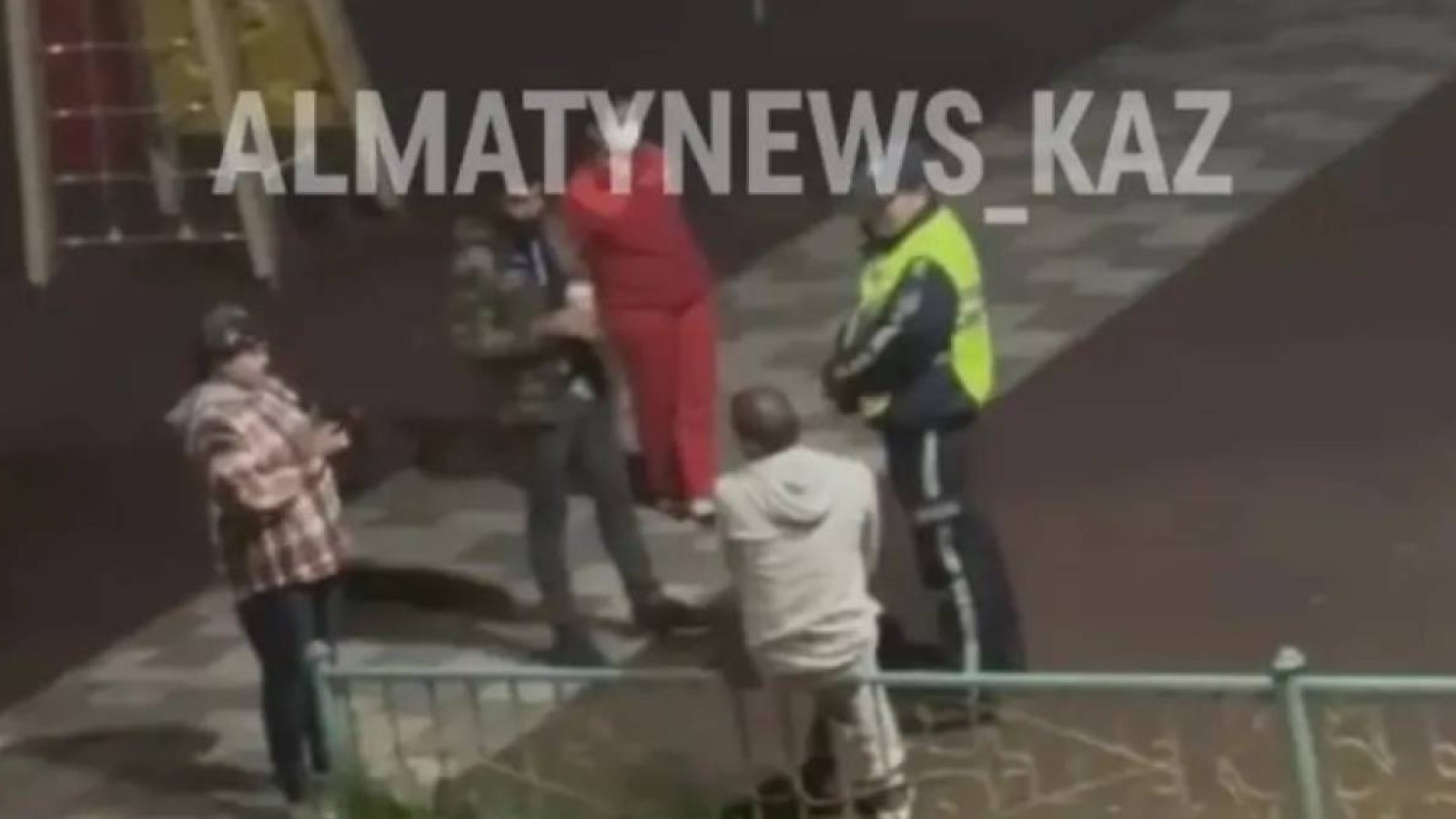 Алматыда балалардың ойын алаңында ер адамды бауыздап кетті.