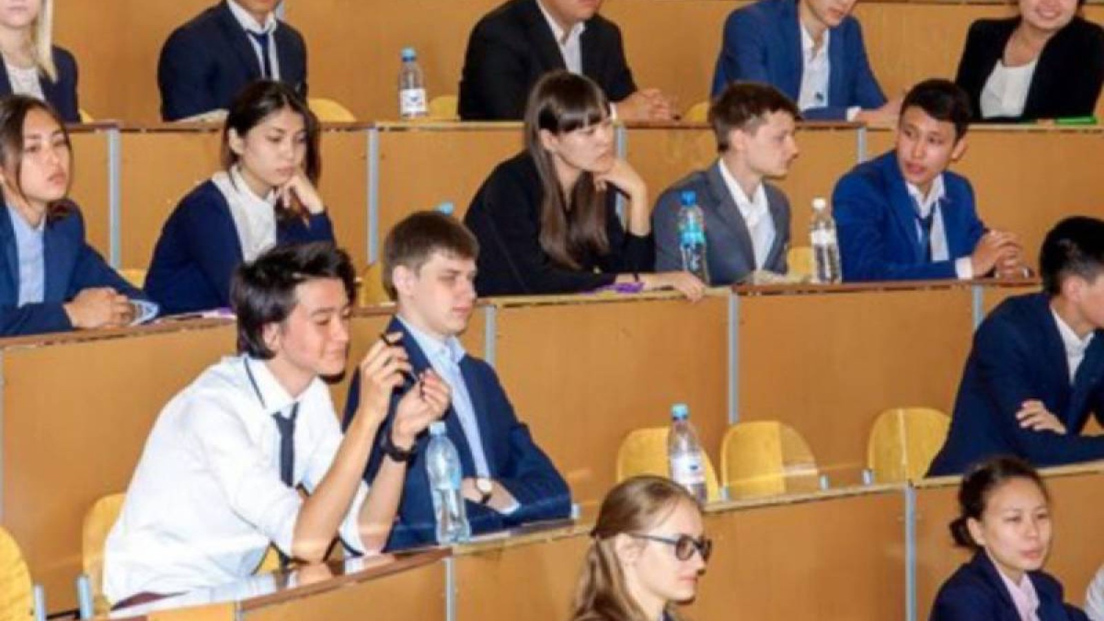 Депутаттар үкіметтен мектепте емтихан өткізбеуді талап етті.