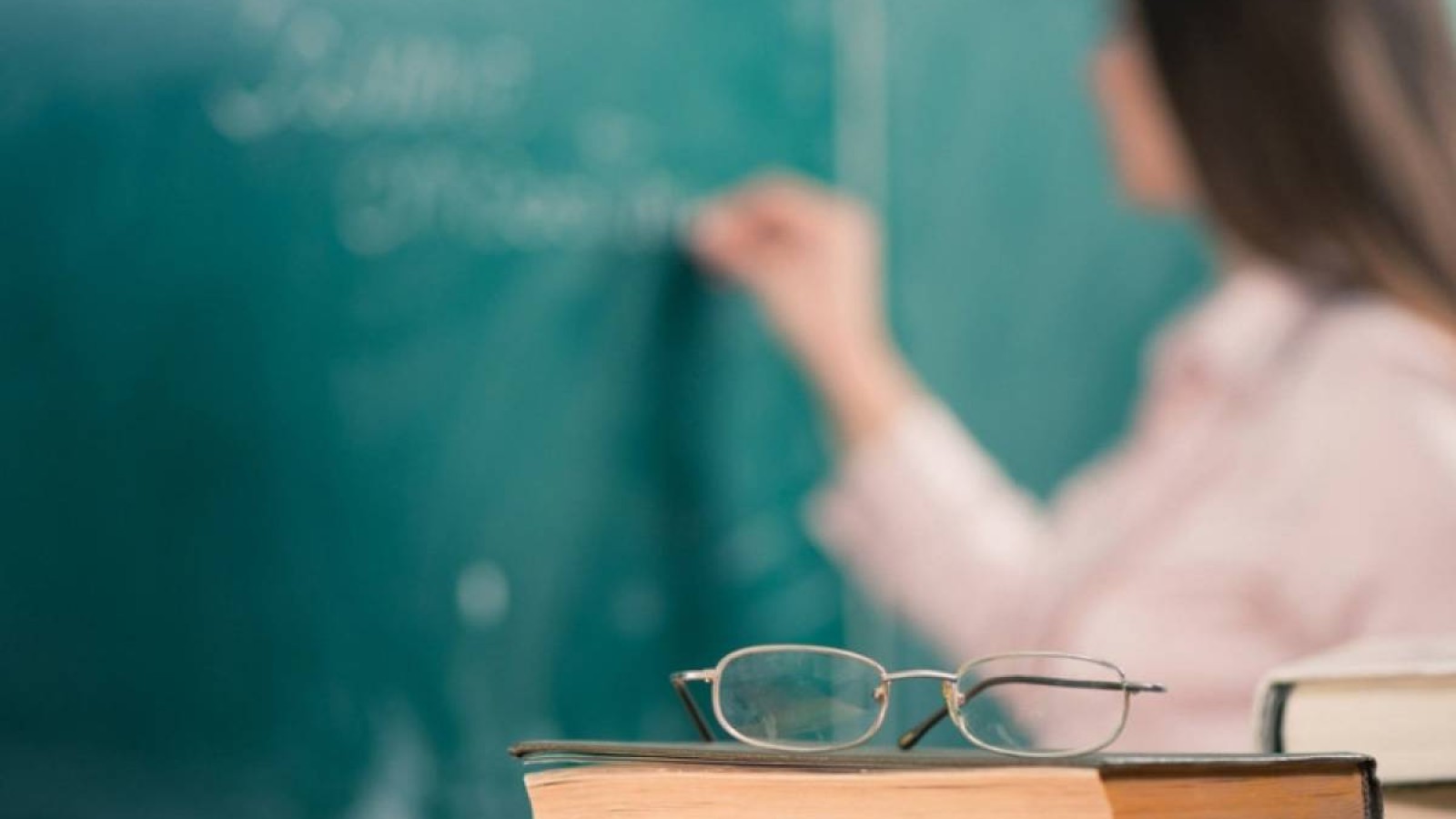 Саясаттанушы: Мұғалімдерге талап артқанымен жалақы өспейді.