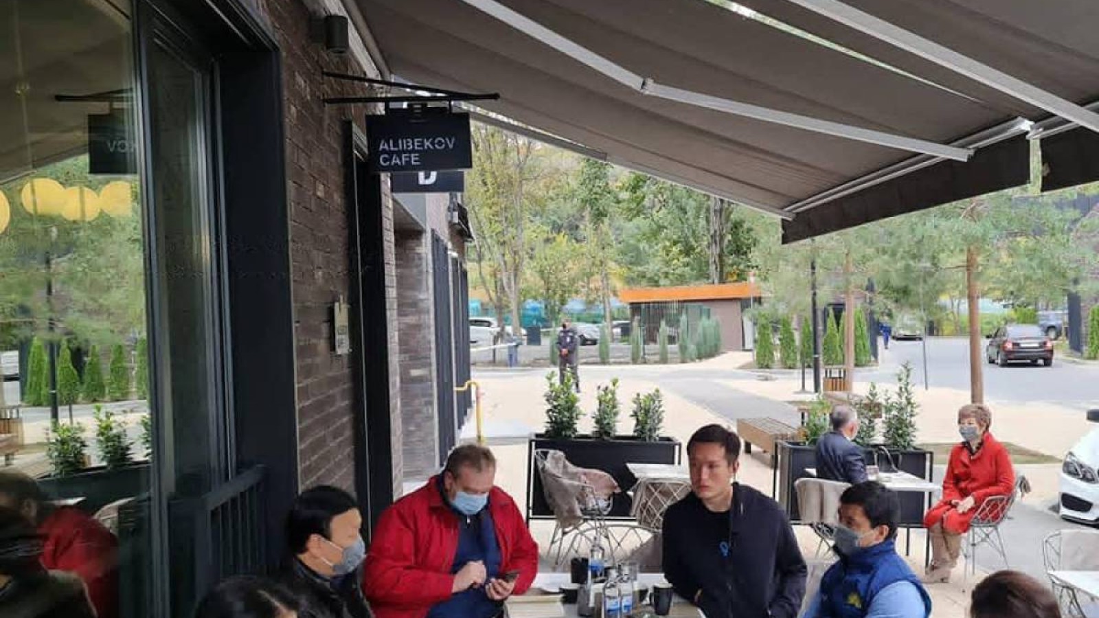 Цой өзін мақтайтын орыс тілді блогерлермен кездесті.