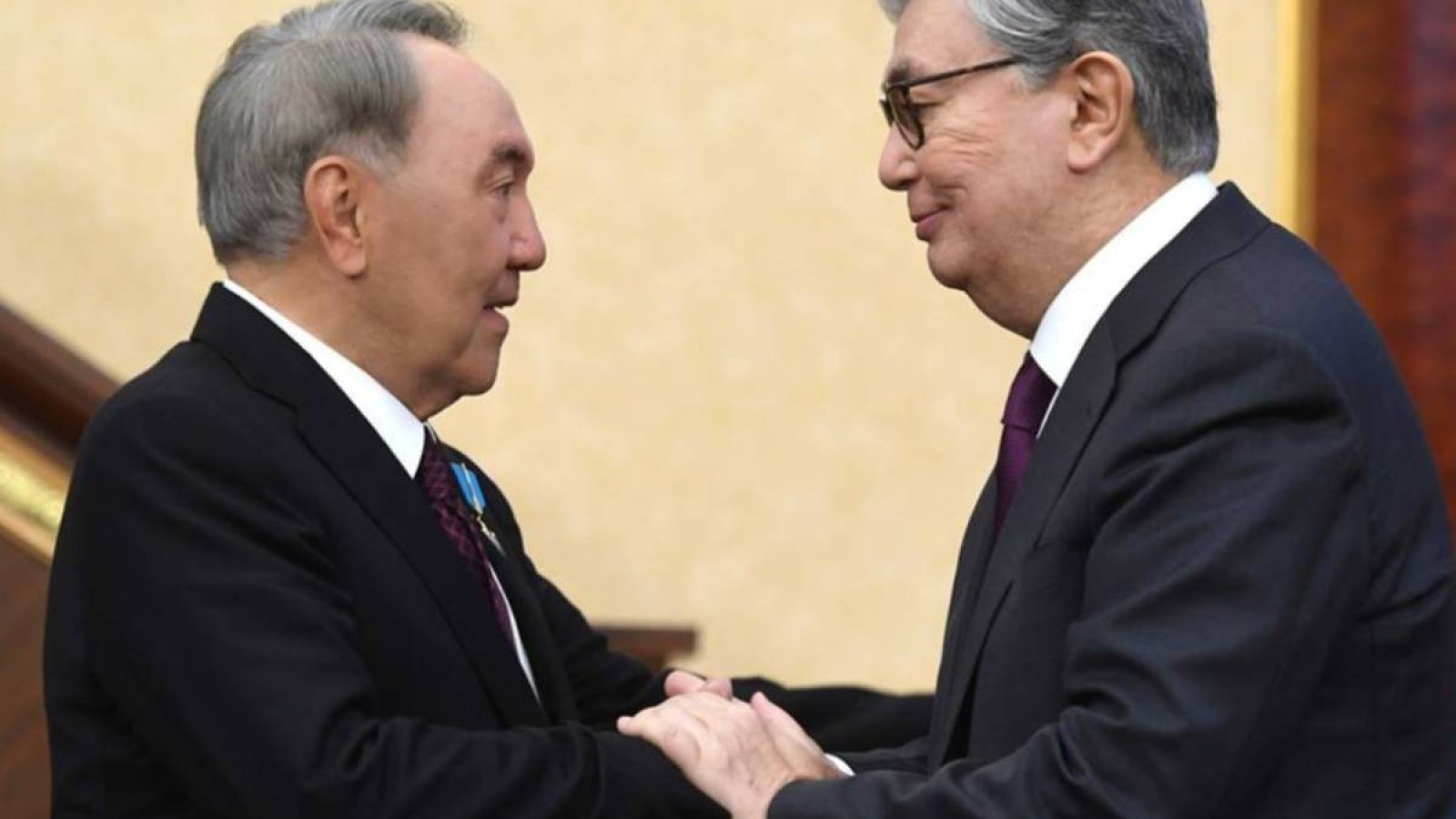 «Бұл сенің елің, келсеңші»: Назарбаев Тоқаевты Ресейден қалай шақырғанын айтты.