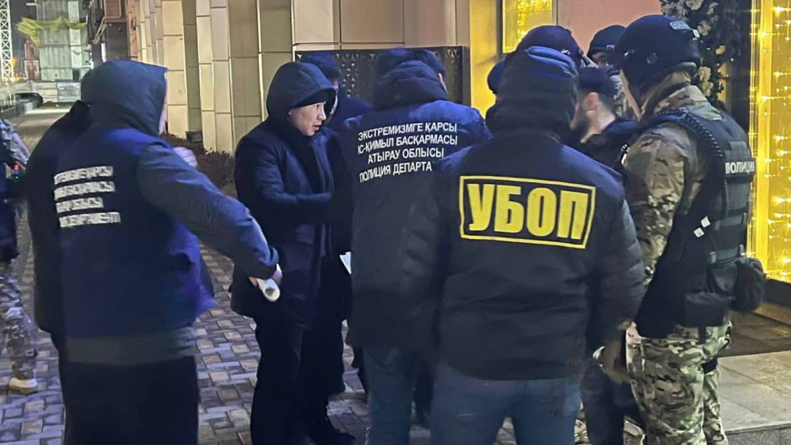 Тендер ұтып алған кәсіпкерден 7 млн теңге бопсалағандар ұсталды.