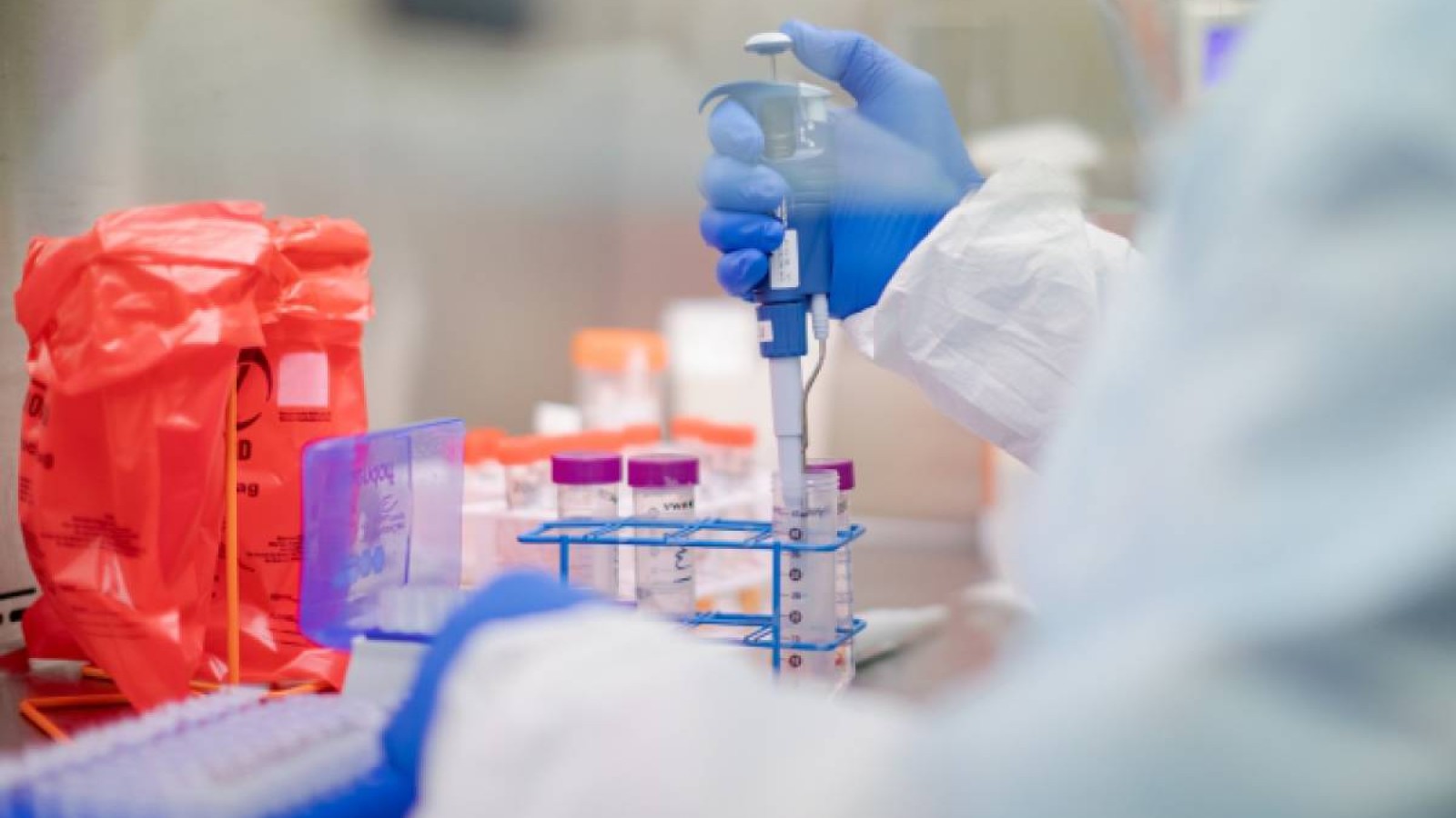 Қазақстанда COVID-19 вирусына қарсы вакцинаны сынақтан өткізуді бастады.