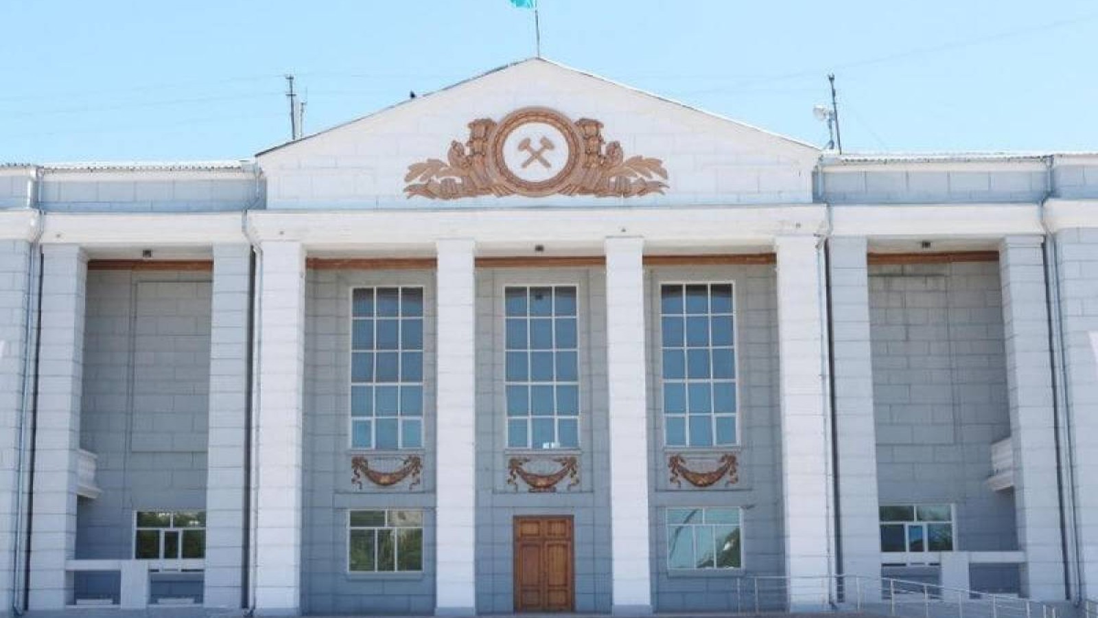 Мәдениет министрлігі орақ пен балғаны қимай жүр.