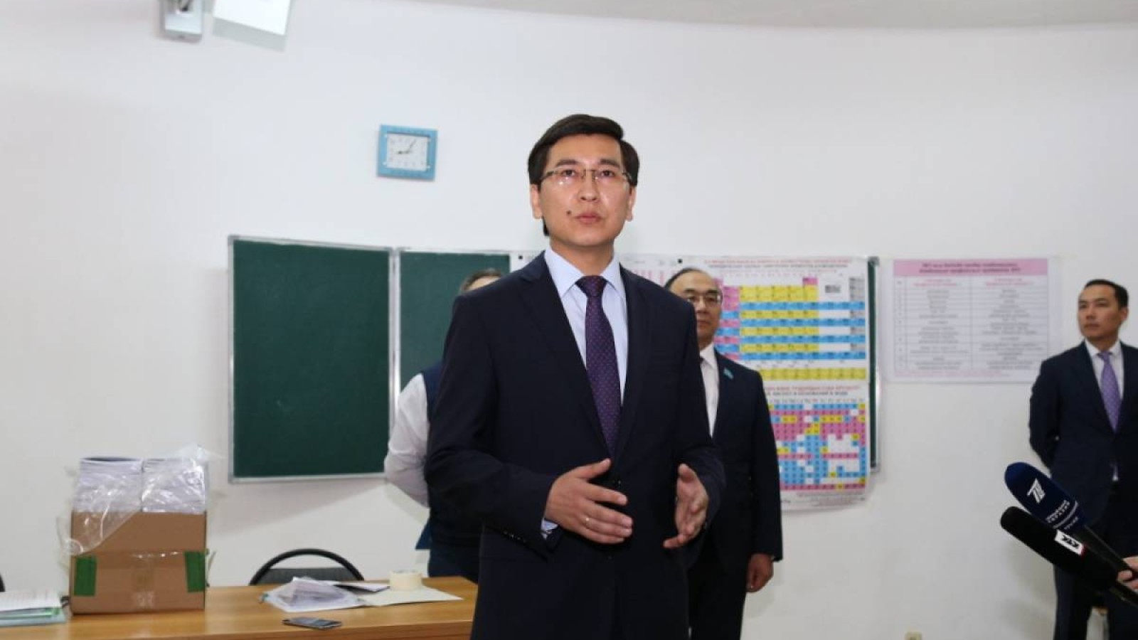 Оқушыға еден жуғызу тақырыбы қоғам назарына басқа жаққа аудару ма?.