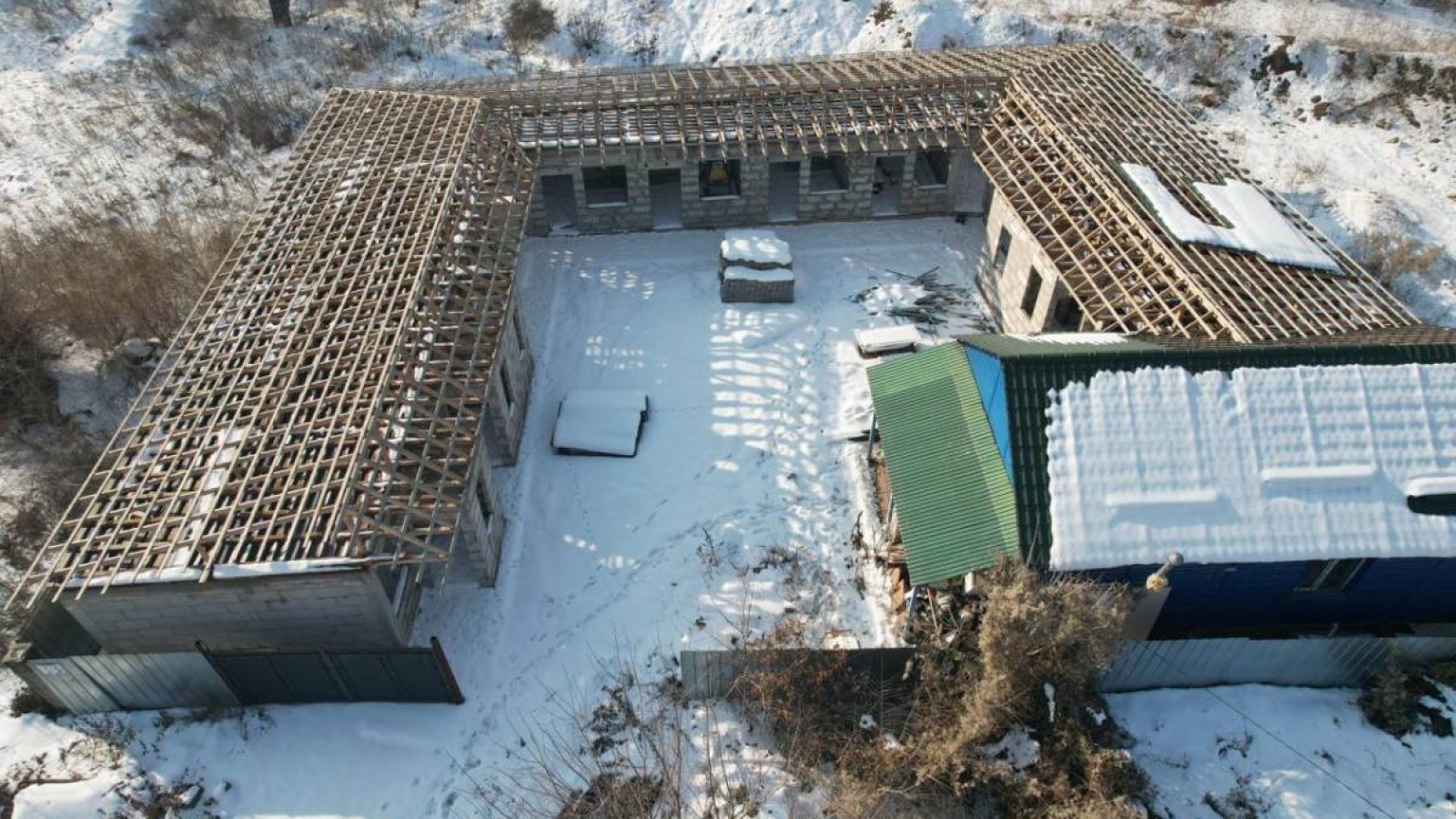 Алматыда тағы бір заңсыз нысан бұзылды.